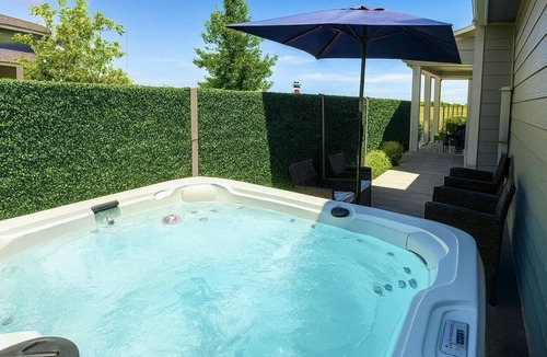 Austin Condo | Luxury 2-Story Condo Hot Tub Gym Pool Airport