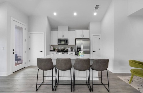 University Hills and Windsor Park House | Luxury 24 Ppl Group Retreat w/4 Kitchens, Backyard, Balcony + 10-Car Parking