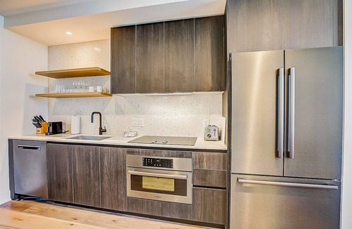 Rainey Street Historic District Condo | Luxury 28th Flr Luxe Condo, Balcony Views, Dog-Friendly