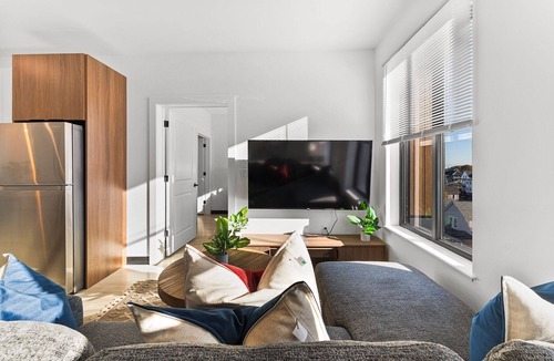 Everett Apartment | Luxury 2bd/2ba in Everett 1025