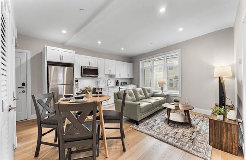 Prospect Hill Apartment | Luxury 2bd/2ba near Cabmridge 9242