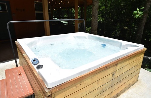Cherokee Cabin | Luxury 2BD 2BA Yurt, Hot Tub, Firepit in Deep Creek Smoky Mountain Natl Park