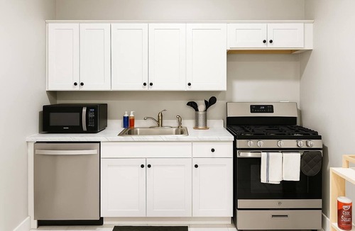 Southwark Apartment | Luxury 2BD | 4 Beds | Queens Village