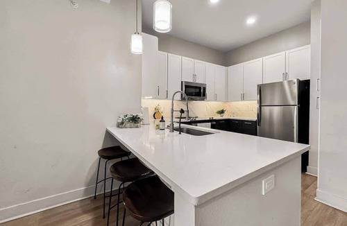 Deep Ellum Apartment | Luxury 2BD | Deep Ellum | Free Parking | Pool+Gym