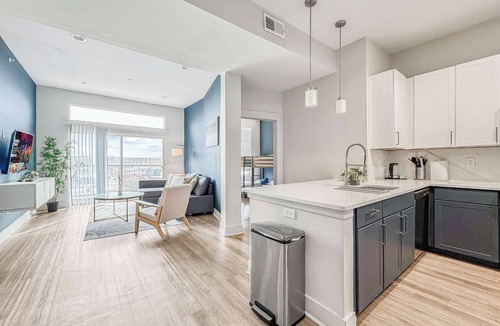 Deep Ellum Apartment | Luxury 2BD | DT Deep Ellum | 7 Beds | Free Parking