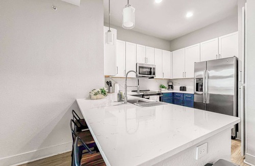 Deep Ellum Apartment | Luxury 2BD | DT Deep Ellum | 7 Beds | Free Parking