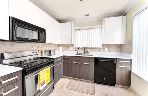 Novi Apartment | Luxury 2BD | DT Novi | 2 Beds | Free Parking