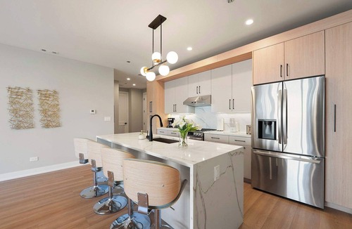Tri-Taylor Apartment | Luxury 2BD Med District Apt w/Balcony and Parking