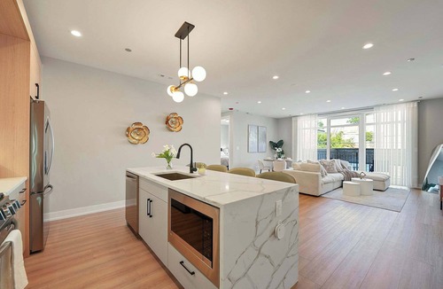 Tri-Taylor Apartment | Luxury 2BD Med District Apt w/Balcony and Parking