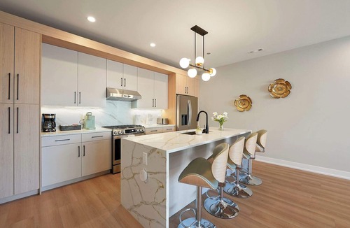 Tri-Taylor Apartment | Luxury 2BD Med District Apt w/Balcony and Parking