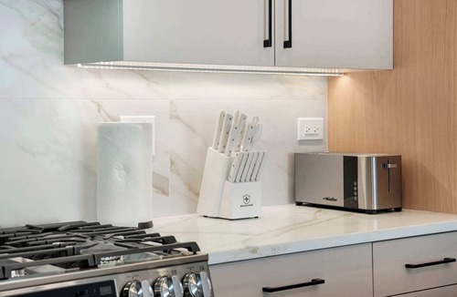 Tri-Taylor Apartment | Luxury 2BD Med District Apt w/Balcony and Parking