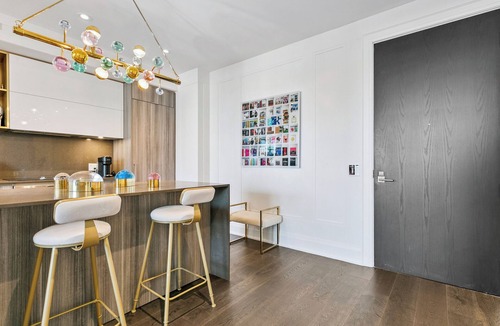 Summerhill Apartment | Luxury 2bed3bath Condo in Yorkville | Gym |Parking