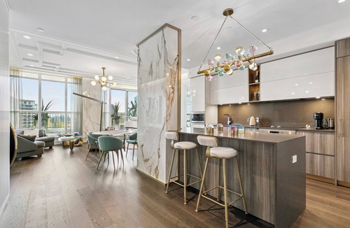 Summerhill Apartment | Luxury 2bed3bath Condo in Yorkville | Gym |Parking