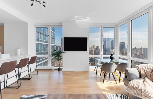 Hell's Kitchen Apartment | Luxury 2BR/2BA Apartment with Stunning NYC Skyline Views