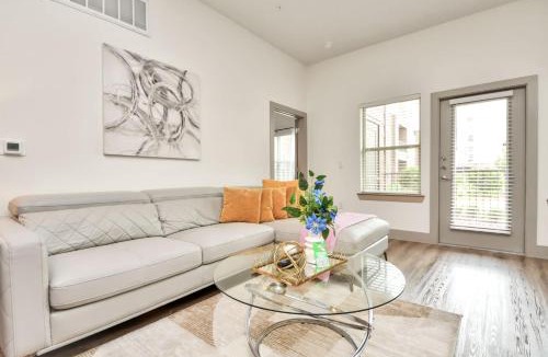 Conroe Apartment | Luxury 2BR 2BA King Beds Houston Stay Fast Wi-Fi