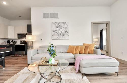 Conroe Apartment | Luxury 2BR 2BA King Beds Houston Stay Fast Wi-Fi