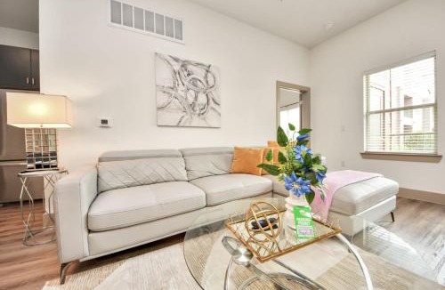 Conroe Apartment | Luxury 2BR 2BA King Beds Houston Stay Fast Wi-Fi