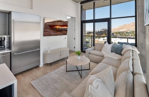 Rio Grande Apartment | Luxury 2BR 2BA Penthouse-Pool, Gym, Pkg, Views!