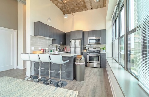Near South Side Hotel | Luxury 2BR/2BA Suite near McCormick Place, Lakefront with Parking & Gym