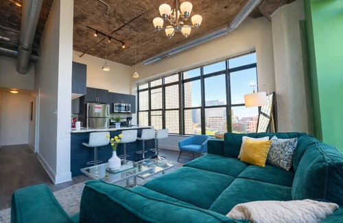 Near South Side Hotel | Luxury 2BR/2BA Suite near McCormick Place, Lakefront with Parking & Gym