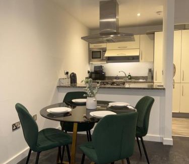 Poplar Apartment | Luxury 2BR Apartment Great Views Free Parking