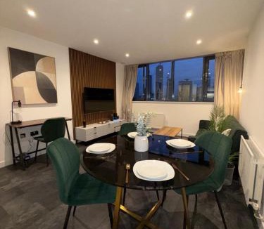 Poplar Apartment | Luxury 2BR Apartment Great Views Free Parking