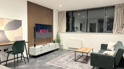 Poplar Apartment | Luxury 2BR Apartment Great Views Free Parking