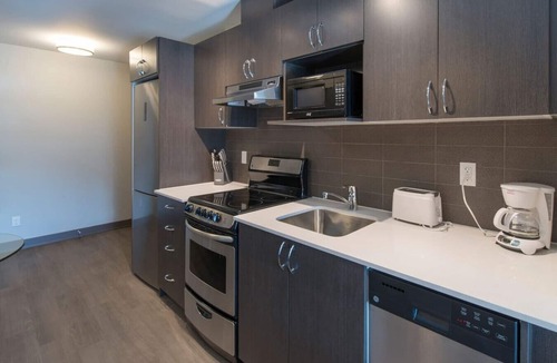 Centretown Apartment | Luxury 2BR Apt with Skyline Views, GYM and Laundry
