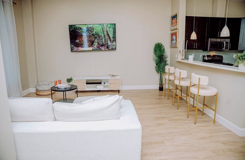 East Cambridge Apartment | Luxury 2BR Cambridge Oasis. Walk to Harvard, MIT & River