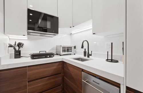 Fenway–Kenmore Apartment | Luxury 2BR: Chic Boston Stay for 6 | Suite 4