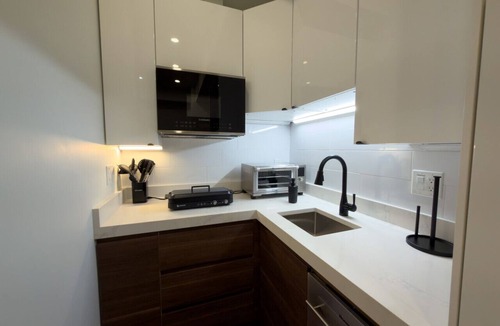 Fenway–Kenmore Apartment | Luxury 2BR: Chic Boston Stay for 6 | Suite 4