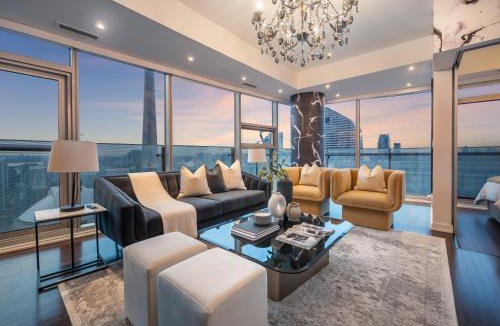Toronto Entertainment District Apartment | Luxury 2Br Condo Entertainment District Downtown CN Tower View Balcony Pool & Hot Tub