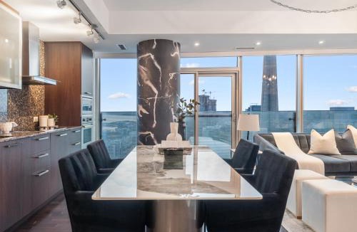 Toronto Entertainment District Apartment | Luxury 2Br Condo Entertainment District Downtown CN Tower View Balcony Pool & Hot Tub
