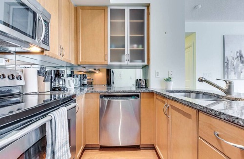 Bloor-Yorkville Condo | Luxury 2BR Condo in Yorkville with Parking!