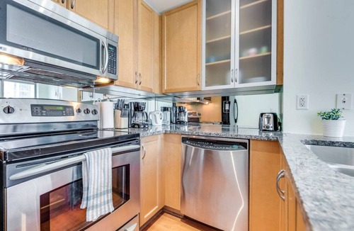 Bloor-Yorkville Condo | Luxury 2BR Condo in Yorkville with Parking!