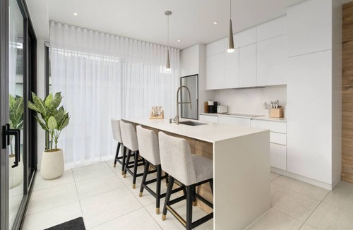 Laval Apartment | Luxury 2BR Condo w/Rooftop Jacuzzi & Water Views