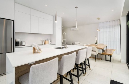 Laval Apartment | Luxury 2BR Condo w/Rooftop Jacuzzi & Water Views