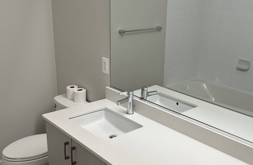 Owings Mills Condo | LUXURY 2BR CONDO W/POOL