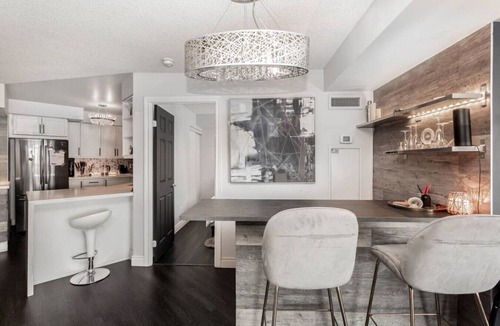 Downtown Mississauga Condo | Luxury 2BR+Den | Steps from SQ1 | Panoramic Views!