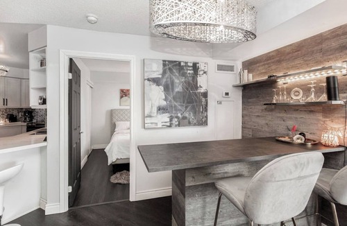 Downtown Mississauga Condo | Luxury 2BR+Den | Steps from SQ1 | Panoramic Views!