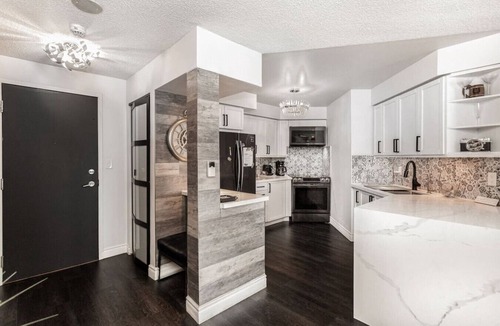 Downtown Mississauga Condo | Luxury 2BR+Den | Steps from SQ1 | Panoramic Views!