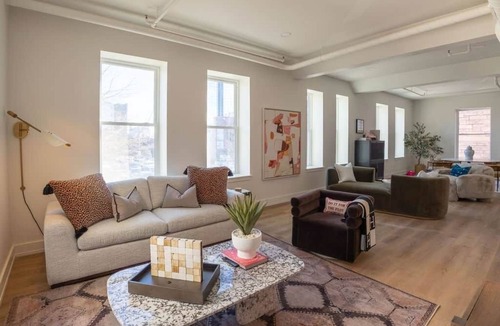 Downtown Knoxville Condo | Luxury 2BR Downtown - Walk to Dining, UT + FREE Parking