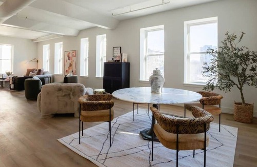 Downtown Knoxville Condo | Luxury 2BR Downtown - Walk to Dining, UT + FREE Parking