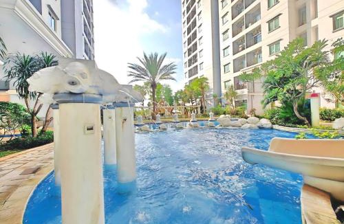 Kelapa Gading Barat Apartment | Luxury 2BR Gading Apt MOI Pool & Wi-Fi