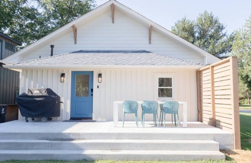 Broken Arrow Cottage | Luxury 2BR Home | Walk to Rose District | Sleeps 6