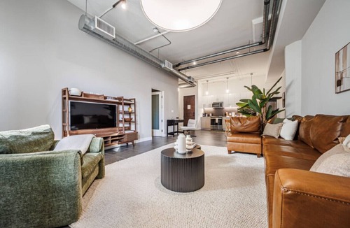 Downtown Los Angeles Apartment | Luxury 2BR in DTLA w/Jacuzzi & Rooftop Views