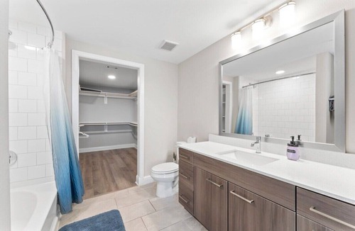 Pleasant Valley Apartment | Luxury 2BR King Bed Suite, Fast WiFi, 8 Min to DT