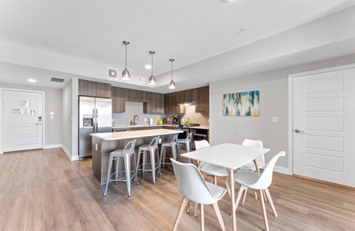 Pleasant Valley Apartment | Luxury 2BR King Bed Suite, Fast WiFi, 8 Min to DT