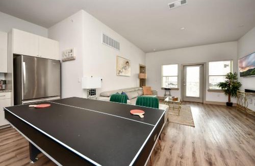 Addicks Apartment | Luxury 2BR King Beds Pool Table & Arcade Hospital