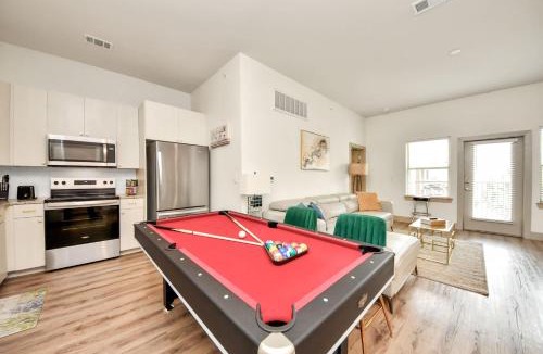 Addicks Apartment | Luxury 2BR King Beds Pool Table & Arcade Hospital